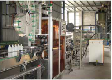 పివిసి మరియు పిఇటి బాటిళ్ల కోసం వాటర్‌ప్రూఫ్ మరియు రస్ట్‌ప్రూఫ్ ష్రింక్ స్లీవ్ లేబుల్ మెషిన్