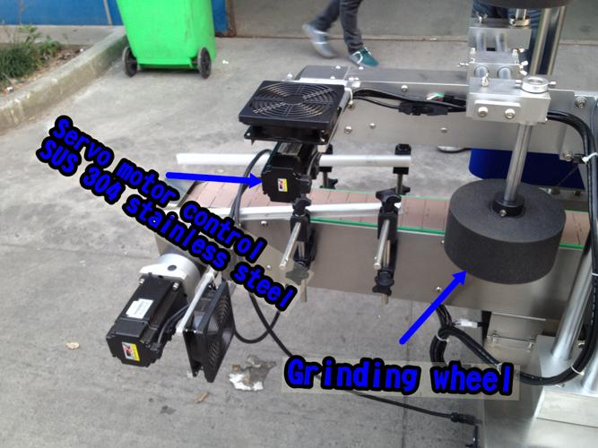 క్షితిజసమాంతర చిన్న బాటిల్ లేబులింగ్ యంత్రం / ఆటోమేటిక్ లేబుల్ అప్లికేటర్ యంత్రం