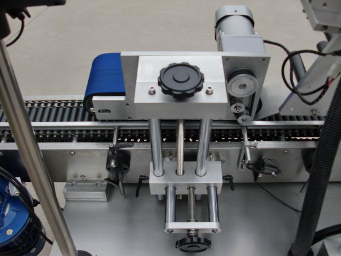 హై స్పీడ్ స్మాల్ రౌండ్ డబ్బాలు లేబుల్ అంటుకునే యంత్రం, సౌందర్య సాధనాల కోసం కంటి బ్లాక్ బాటిల్ లేబుల్ స్టిక్కర్ మెషిన్