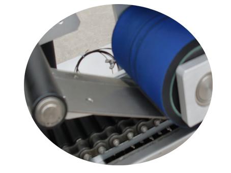 పేపర్ ట్యూబ్ లేబులింగ్ మెషిన్ 500 రోలర్ లే స్వీయ అంటుకునే ఫాబ్రిక్ స్టిక్కర్ లేబుల్