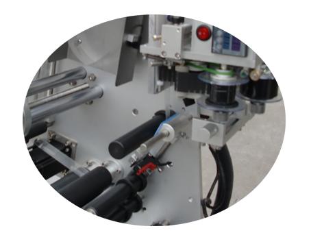 సర్టిఫికేట్ డబుల్ లేయర్ లేబుల్ స్టిక్కర్‌తో 10 ఎంఎల్ చిన్న బాటిల్ లేబులింగ్ యంత్రం