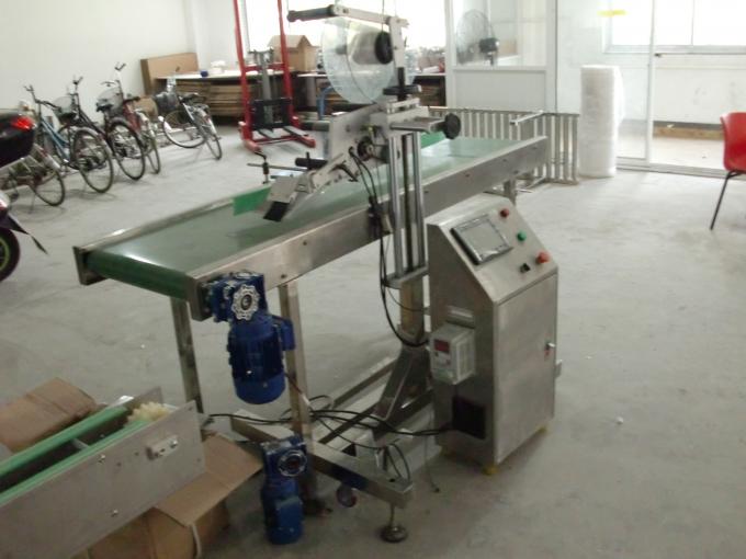 పేజింగ్ మెషిన్ ఫీడింగ్ ఆబ్జెక్ట్స్‌తో టేబుల్ టాప్ సెల్ఫ్ అంటుకునే స్టిక్కర్ ఫ్లాట్ సర్ఫేస్ లేబుల్ అప్లికేటర్