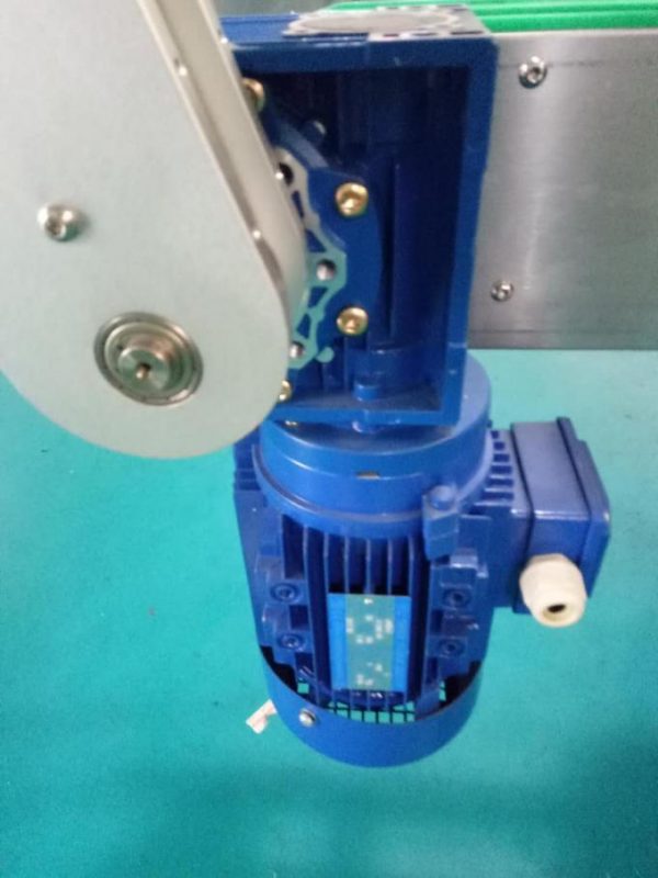 వ్యక్తిగత సంరక్షణ ఉత్పత్తులతో SUS304 క్యాబినెట్ టూ సైడ్స్ స్క్వేర్ బాటిల్ స్టిక్కర్ లేబులింగ్ మెషిన్