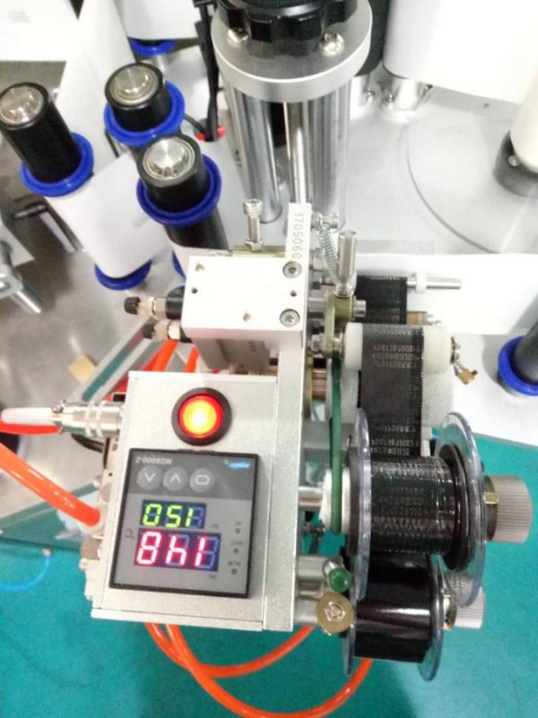 పేజింగ్ పరికరం మరియు కోడింగ్ మెషీన్‌తో ఆటోమేటిక్ డౌబెల్ సైడ్ స్టిక్కర్ లేబులింగ్ మెషీన్