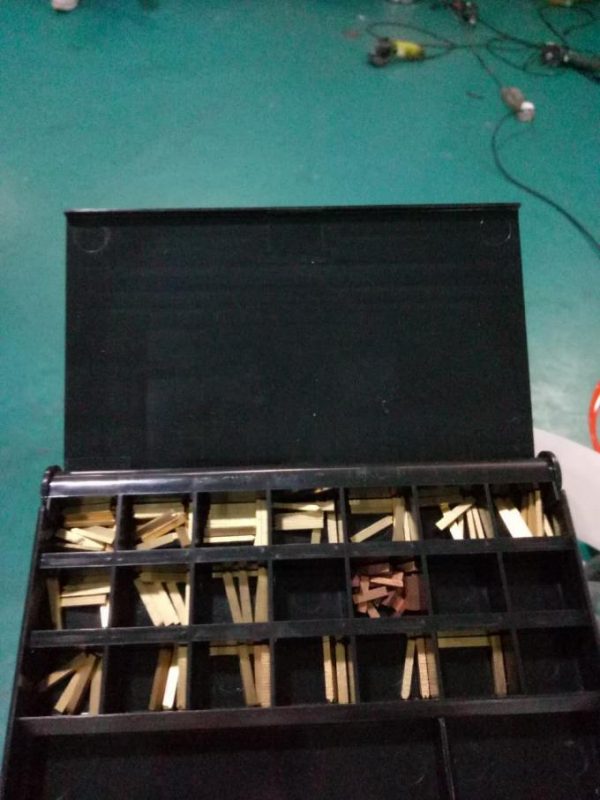 పేజింగ్ పరికరం మరియు కోడింగ్ మెషీన్‌తో ఆటోమేటిక్ డౌబెల్ సైడ్ స్టిక్కర్ లేబులింగ్ మెషీన్