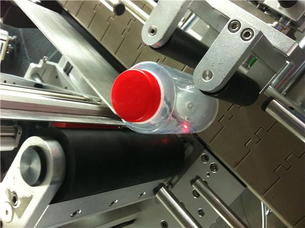 డ్రింక్ ఫీల్డ్ కోసం పావ్పా / గువా రౌండ్ బాటిల్ స్టిక్కర్ లేబులింగ్ మెషిన్