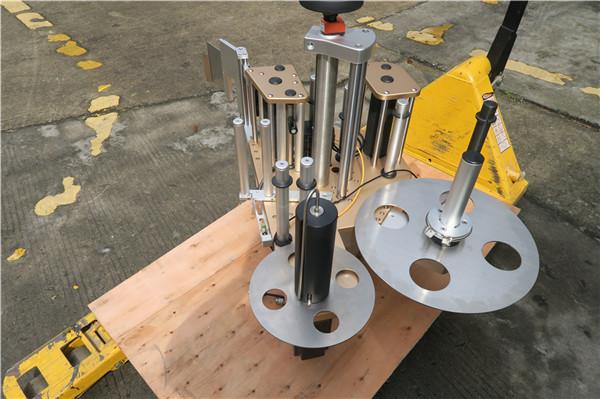 రొటేషన్ డిష్ లేబులింగ్ మెషిన్ సిస్టమ్‌తో రౌండ్ బాటిల్ రోటరీ లేబులర్