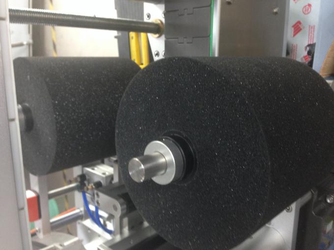 రౌండ్ / ఫ్లాట్ / స్క్వేర్ బాటిల్ కోసం సర్వర్ మోటార్ బాటిల్ లేబులర్ మెషిన్