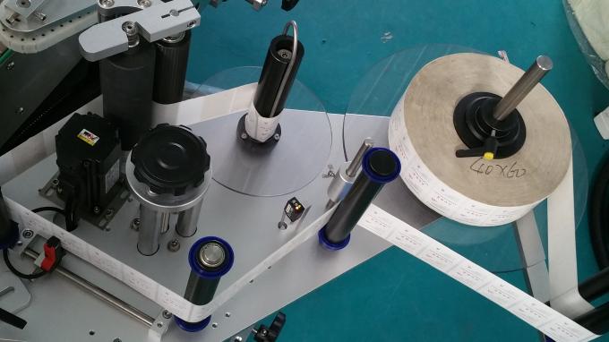 25 కిలోల జార్ స్క్వేర్ బాటిల్ స్టిక్కర్ అప్లికేటర్ మెషిన్, ఫీడింగ్ బాటిల్స్ లేబుల్ మెషిన్ స్థిరమైన వేగం