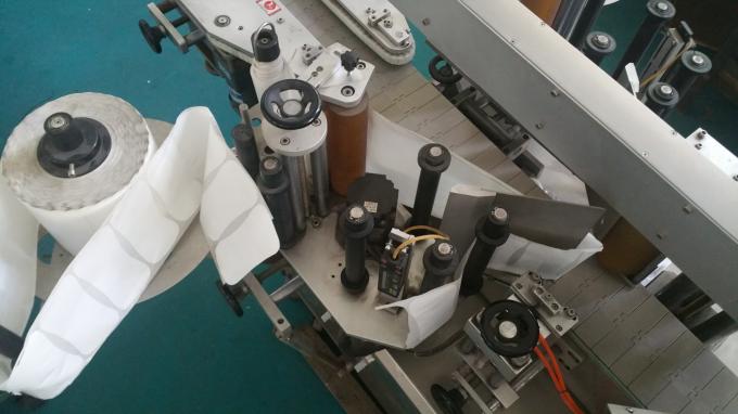 25 కిలోల జార్ స్క్వేర్ బాటిల్ స్టిక్కర్ అప్లికేటర్ మెషిన్, ఫీడింగ్ బాటిల్స్ లేబుల్ మెషిన్ స్థిరమైన వేగం