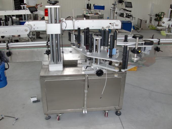 ప్లాస్టిక్ మరియు గాజు సీసాలు PLC ఆటోమేటిక్ డబుల్ సైడ్ స్టిక్కర్ లేబులింగ్ మెషిన్ సర్వో మోటారును నియంత్రిస్తుంది