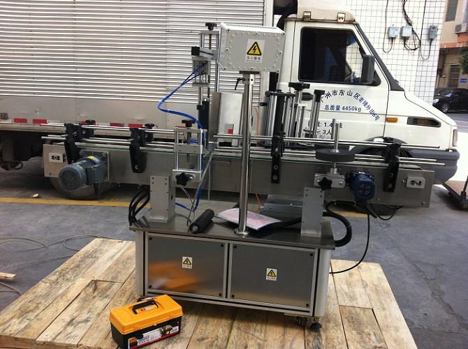 అథెస్వీ లేబుల్ కోసం హై ప్రెసిషన్ డ్యూయల్ లేబుల్ రౌండ్ బాటిల్ స్టిక్కర్ లేబులింగ్ మెషిన్