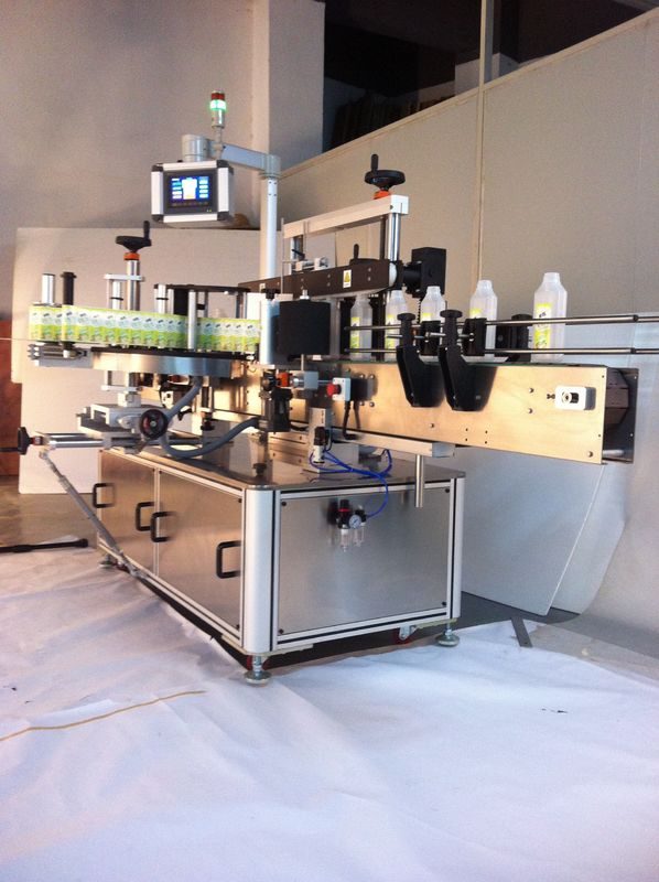 చైనా డ్రింక్స్ స్క్వేర్ బాటిల్ లేబులింగ్ మెషిన్ డబుల్ సైడెడ్ స్టిక్కర్ లేబులర్ సరఫరాదారు