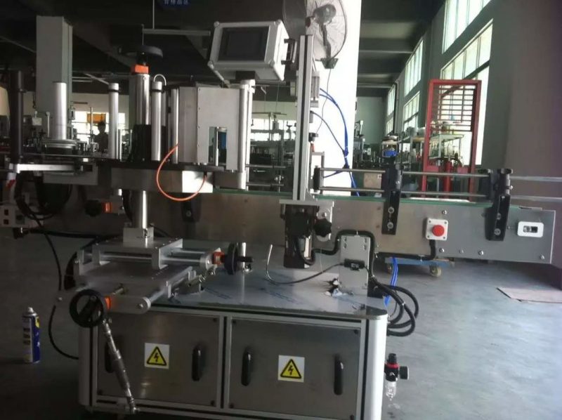 పానీయం పరిశ్రమ సరఫరాదారు కోసం చైనా ఫ్రూట్ / వెజిటబుల్స్ జ్యూస్ రౌండ్ బాటిల్ స్టిక్కర్ లేబులింగ్ మెషిన్