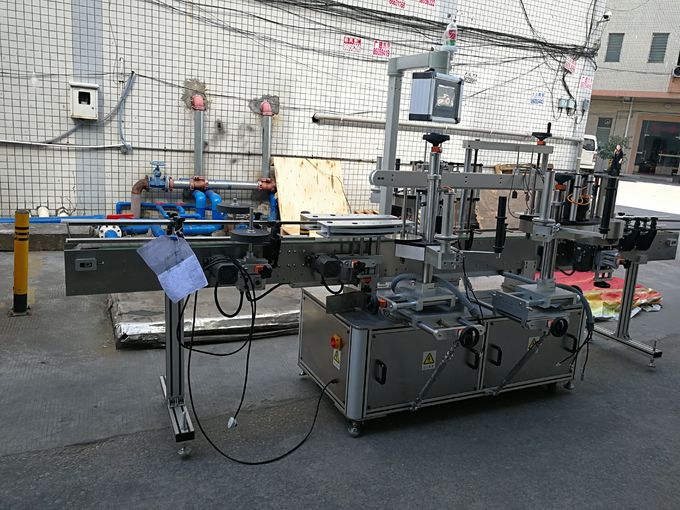 మూడు లేబుల్స్ స్వీయ అంటుకునే లేబులింగ్ యంత్రం 110 వి / 380 వి వోల్టేజ్